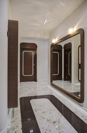 Widok zabudowy meblowej korytarza z dopasowanymi do niej drzwiami wykonanymi na zamówienie