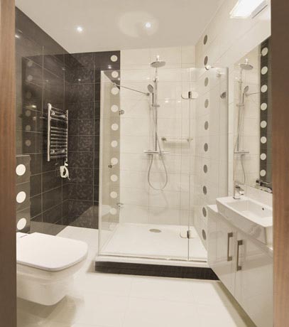 Mała łazienka czarno-biała zaadaptowana do kabiny prysznicowej