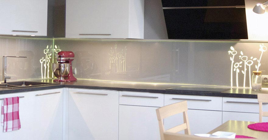 Zdobiona, podświetlana szyba chroniąca ścianę przy kuchennym blacie