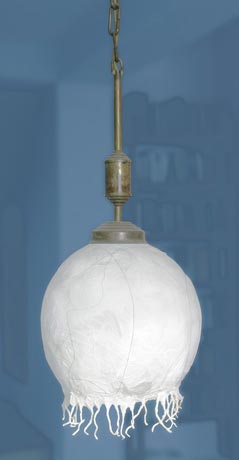 Lampa wisząca z kloszem wykonanym z papier-mâché