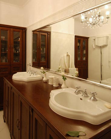 Stylowa łazienka łącząca biel kafli z drewnem zabudowy meblowej