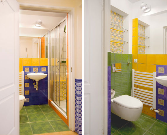 Dwa zdjęcia bardzo kolorowej, małej łazienki z kabiną prysznicową we wnęce