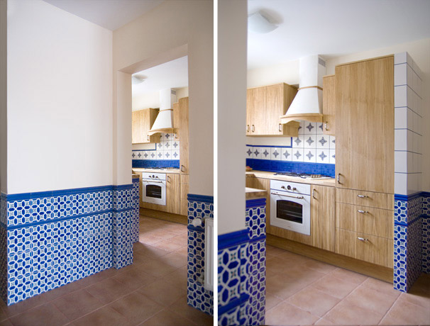 Widok z korytarza do kuchni w stylu rustykalnym i widok zaraz po wejściu na wyciąg i piekarnik, które podkreślają styl