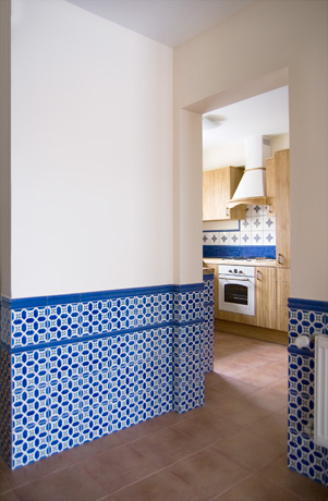 Widok z korytarza do kuchni w stylu rustykalnym