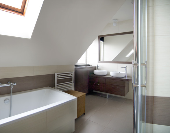 Widok łazienki z dwoma umywalkami umieszczonymi na szafce w pobliżu okna