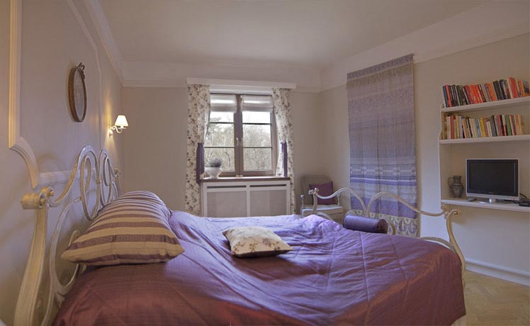 Sypialnia urządzona według stylowej konwencji całego mieszkania