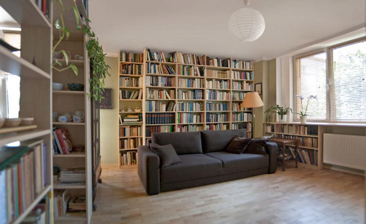 Aranżacja mieszkania z obfitością książek. 81 mb książek - oto wyzwanie