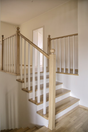 Dwubiegowe schody drewniane w domu jednorodzinnym - część górna