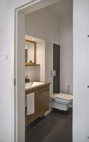 Łazienka na parterze segmentu z dodatkową kabiną prysznicową przeznaczona dla gości