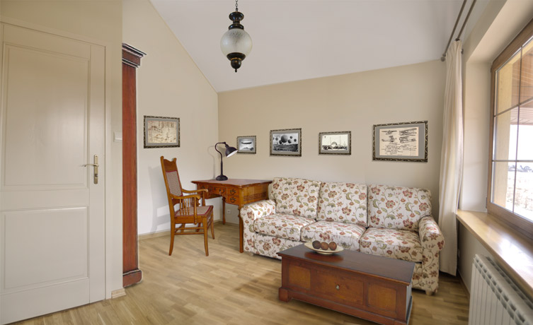 Klasycznie urządzony pokój gościnny w domu jednorodzinnym - wizualizacja na podstawie fotografii rzeczywistego wnętrza